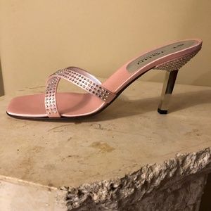 NIB ST JOHN ROGUE PINK SATIN 9